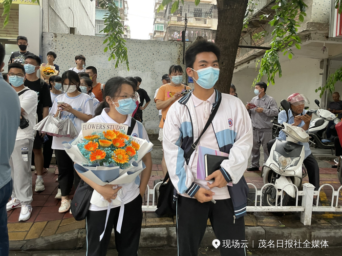 ▲朋友们准备了鲜花在外面等待考生。