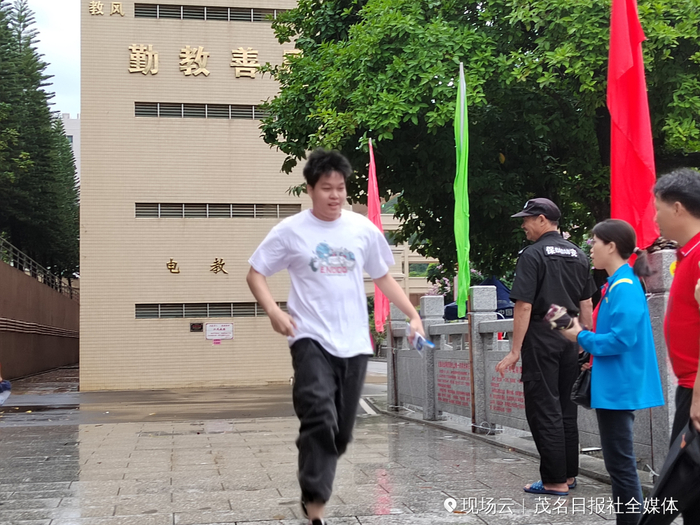 ▲高考结束了，“飞”一般的心情。