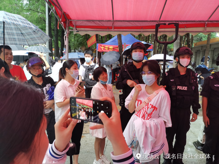 ▲考生为警察点赞。