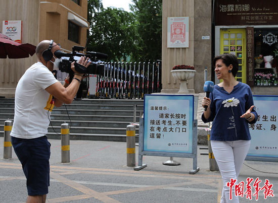     6月8日，北京市朝阳区陈经纶中学考点外，外国记者在做现场报道。中青报·中青网记者 陈剑/摄