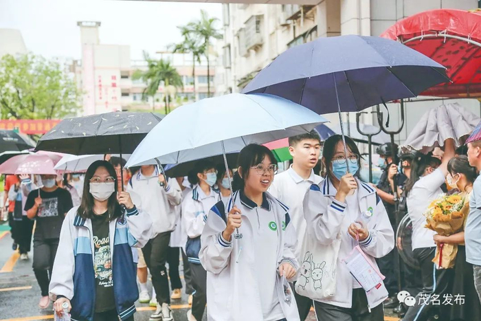 ▲在市十六中北校区考点，考生轻松步出考场。