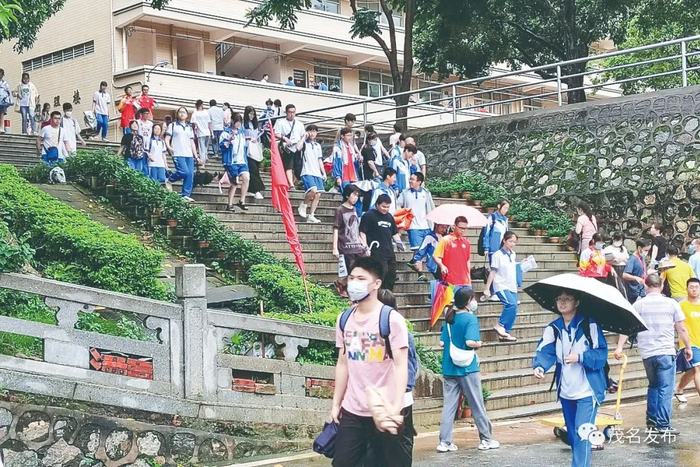 ▲高考结束，考生开心离开考场。