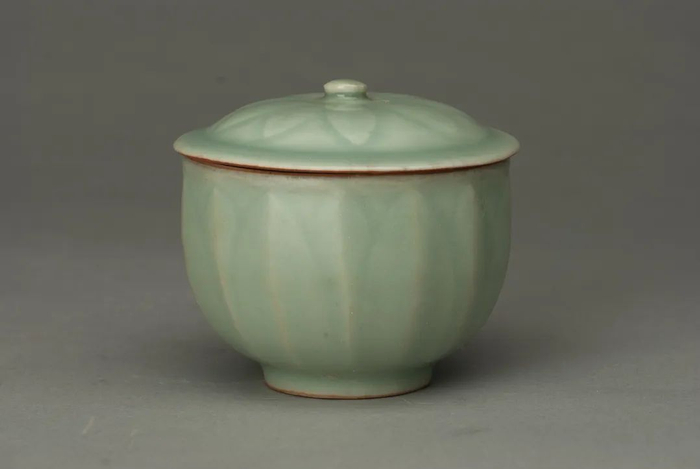 南宋龙泉青瓷深腹带盖瓷杯