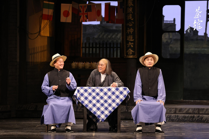 演员们称，这次《茶馆》纪念版上演，是人艺“家人”的回归聚首。  李春光 摄