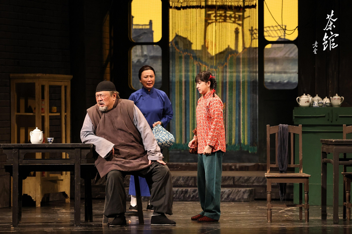 院庆日演《茶馆》是北京人艺的传统。  李春光 摄