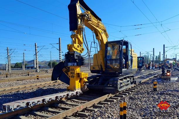 QSJ-120KH多功能道岔清筛机作业现场