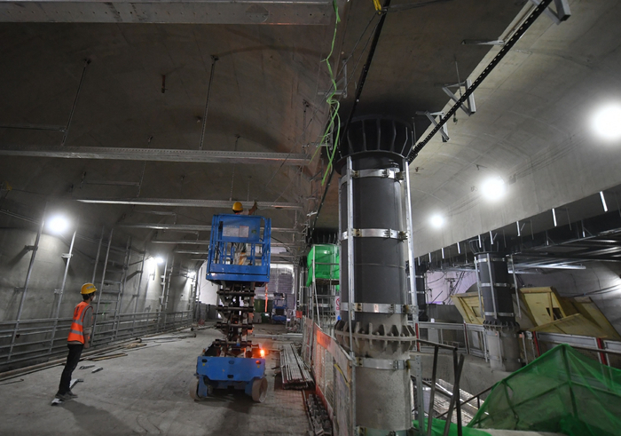 地铁昌平线南延建设现场，工人正在站厅层施工。  新京报记者 王贵彬 摄