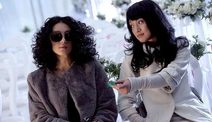 电影《女人不坏》剧照。影片中周迅（右）饰演的角色研发出了可以吸引异性的“神药”费洛蒙。图片来源：豆瓣
