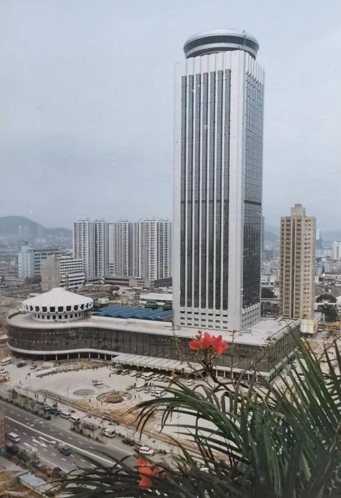 建成不久后的国贸大厦。（受访者供图）