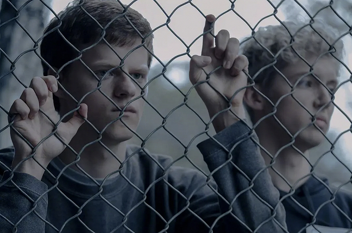 电影《被抹去的男孩》剧照。影片中卢卡斯·赫奇斯（左）饰演的青少年男孩被送去了一座性取向转化治疗营。图片来源：豆瓣