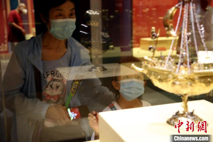 图为游客参观“绝艺交辉——英国维多利亚和艾尔伯特博物馆与颐和园博物馆艺术精品展”。　颐和园供图