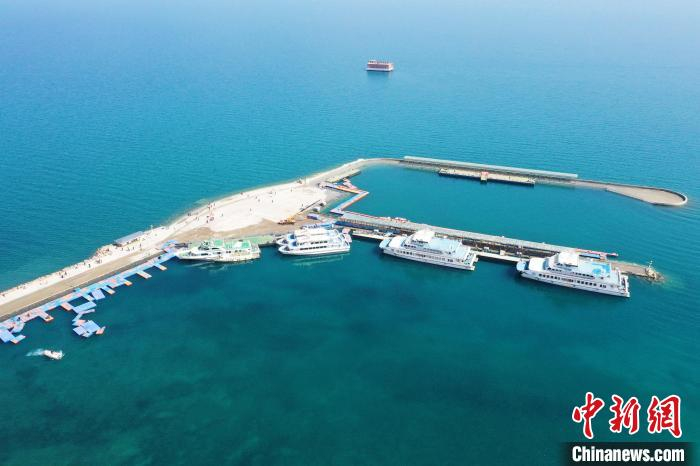 图为青海湖湖水清澈见底。　马铭言 摄