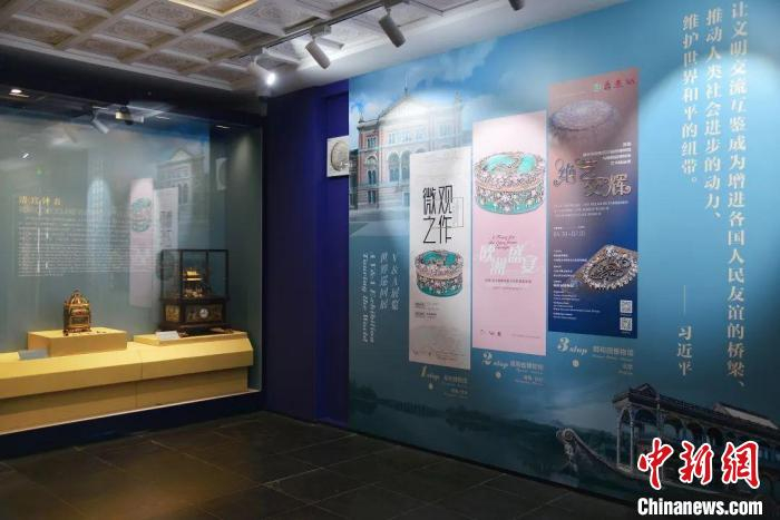 图为“绝艺交辉——英国维多利亚和艾尔伯特博物馆与颐和园博物馆艺术精品展”展厅。　颐和园供图