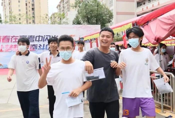 ▲高考圆满落幕，考生自信满满走出考场