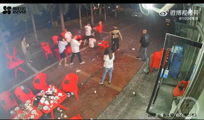 网传视频里，几名男子将白衣女子拖到室外殴打。&nbsp; 图片来源：视频截屏