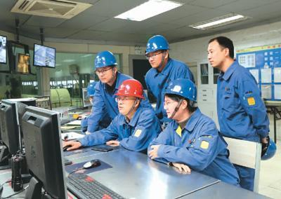 甘肃酒钢集团不锈钢团队在监测剃须刀用不锈钢生产情况。受访企业供图