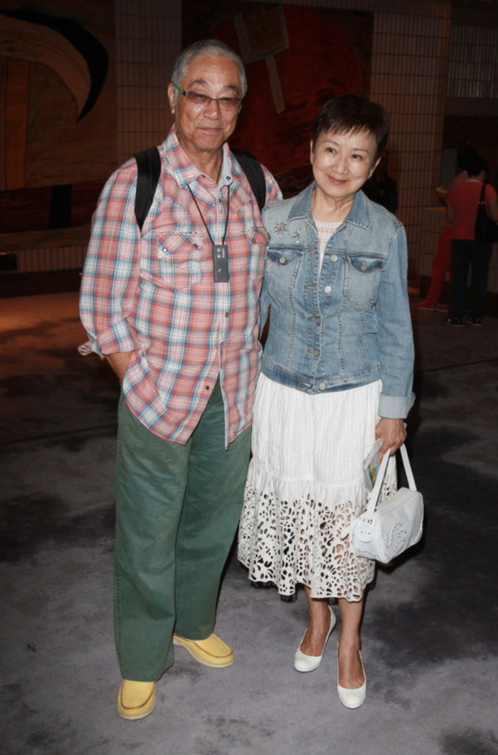 曾江79岁遗孀焦姣近照曝光,头发苍白面容消瘦,戴口罩也难掩憔悴|香港|汪曼玲|妻子|感情|另一半_新浪娱乐_新浪新闻