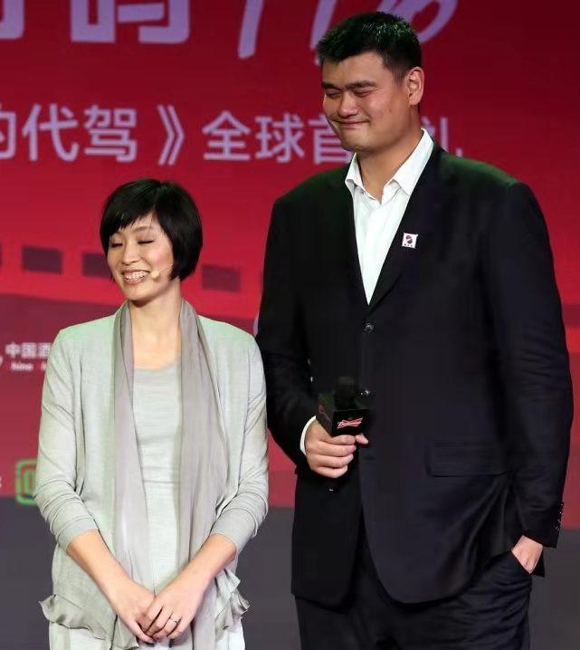 姚明老婆也是個女強人衣著幹練短髮好凌厲他滿臉寵溺變望妻眼