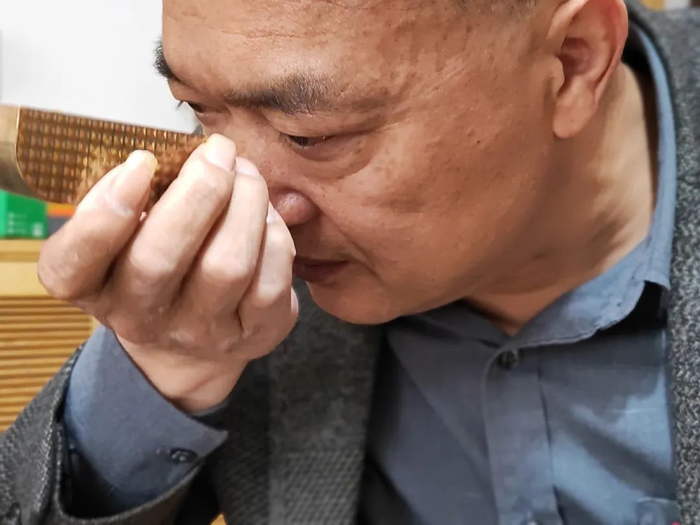 黄平国正在“闻香识货”。澎湃新闻记者 谭君 图