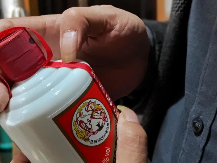 黄平国在鉴别茅台酒。