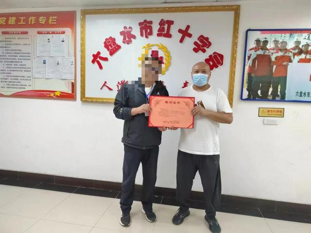 陈胜金（右）将他的5000元举报奖金捐给了雅安6·1级地震灾区。受访者 供图