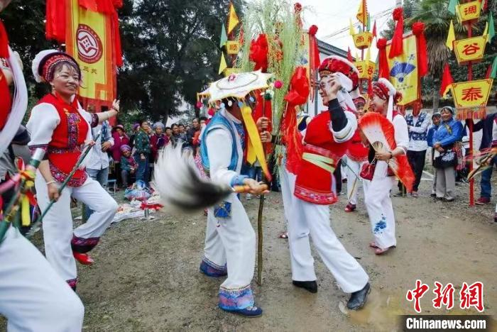 图为云南白族民众展示非遗项目。　云南省文化和旅游厅供图