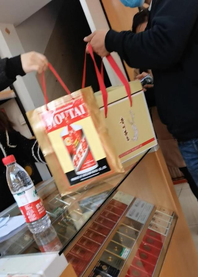 职业打假人正在购物。受访者 供图