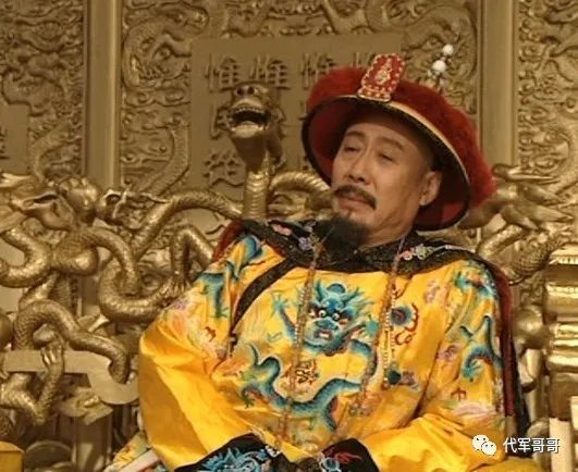 他被称皇帝专业户，情路坎坷结过三次婚，如今85岁生活很幸福