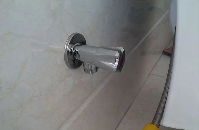 马桶原来要这么装才不会发臭,怪不得我家的一下雨就满屋臭味