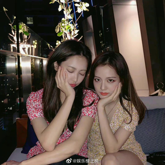 整理了一些和朋友合照里的金智秀jisoo