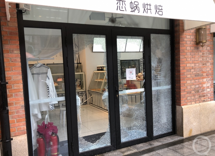 ▲去年8月，孟先生的蛋糕店被蒙面人打砸后受损严重。图片来源/受访者供图