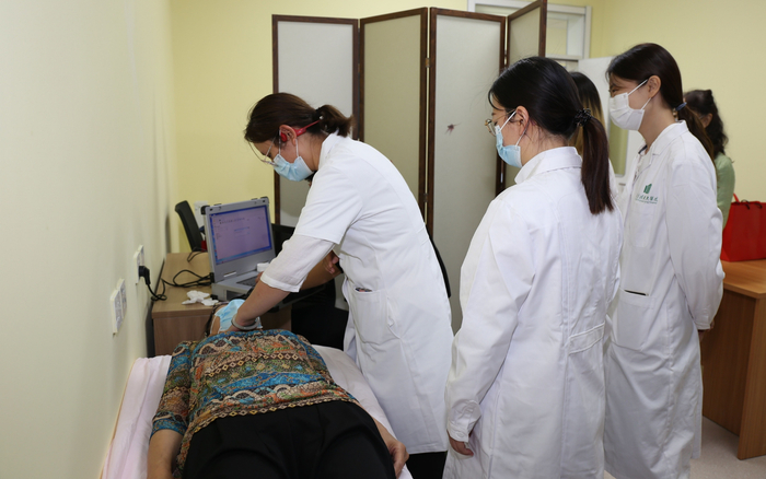 天北社区卫生服务中心为居民检查。受访者供图