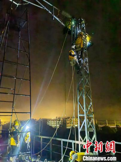 广西沿海铁路公司钦州供电段及时处理架空地线脱落隐患。　张成毅 摄
