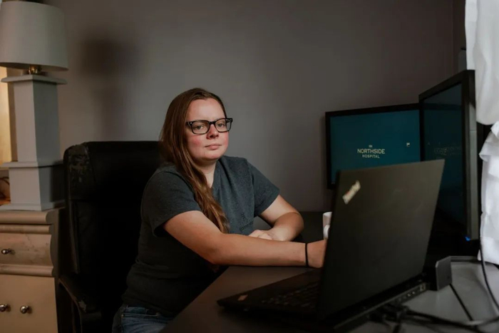 安托万内特·布朗宁在西弗吉尼亚州惠灵的家庭办公室里