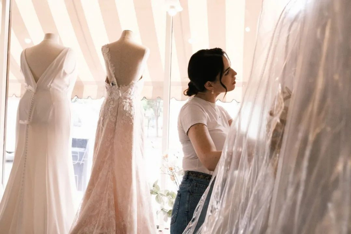 玛丽亚·文尼科夫在弗吉尼亚州里士满的Blue Sage Bridal店里挑选婚纱&nbsp;