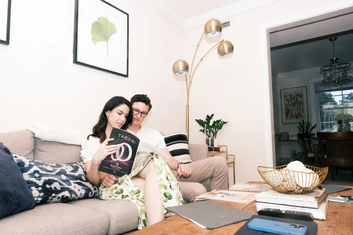 玛丽亚·文尼科夫和马克斯·道奇在弗吉尼亚州里士满的公寓里翻阅婚礼杂志，为10月份的婚礼做准备&nbsp;