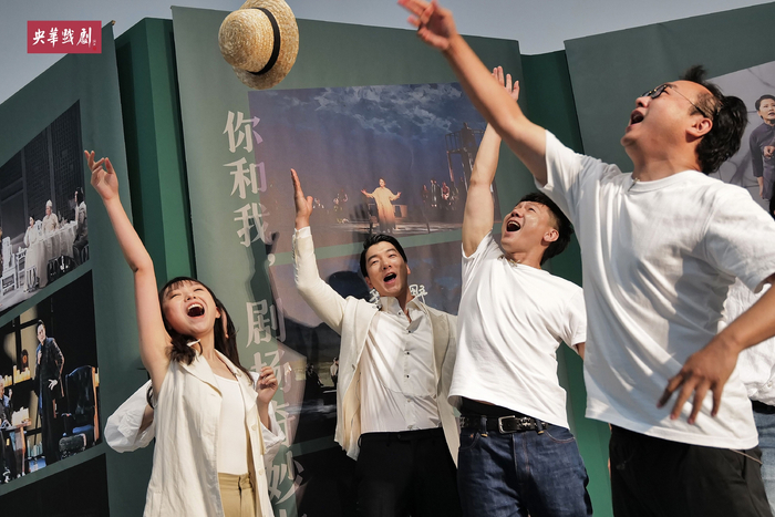 活动现场演员和观众一起庆祝。本文摄影 塔苏