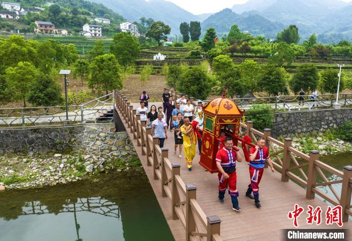 游客在当地体验抬花轿民俗。　郑家裕 摄