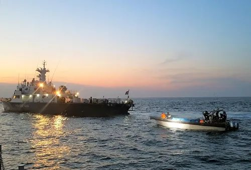 韩国海警扣押了涉嫌所谓“非法捕捞”的中国快艇（右）。 图自韩联社