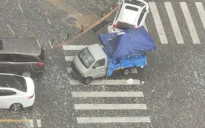 卡车的蓝色蓬面褶皱处很快聚起了一堆冰雹。受访者供图