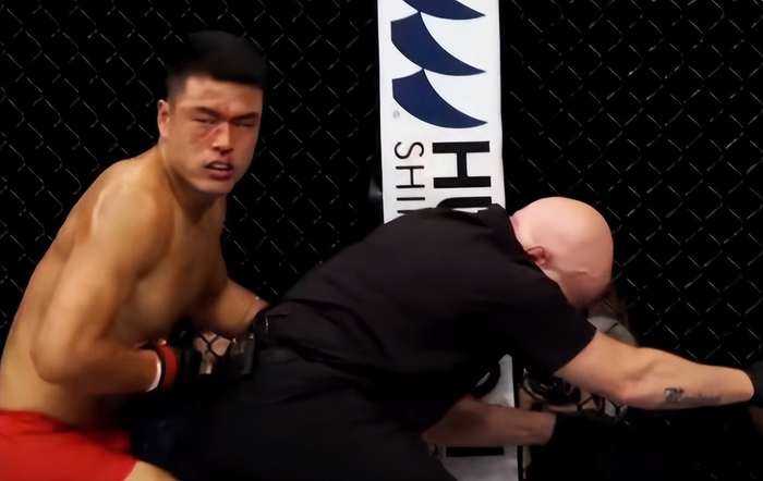 首战UFC精英赛,张名扬便拿到正赛合同!但击倒对手仍补刀引争议