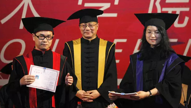 惊艳了!海大版中国风学士服美出圈!网友:这是什么神仙设计!|学位服|学士服
