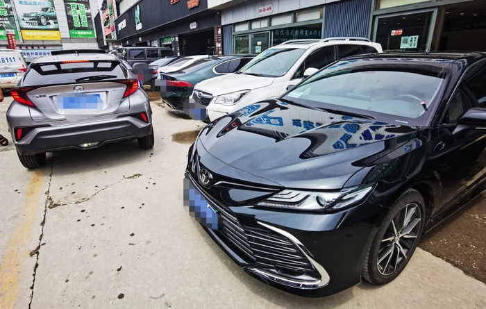 平安车险定损点，被冰雹砸伤的车辆等待维修/记者拍摄