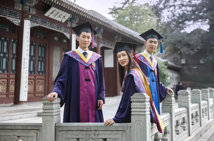 惊艳了！海大版中国风学士服美出圈！网友：这是什么神仙设计！|学位服|学士服