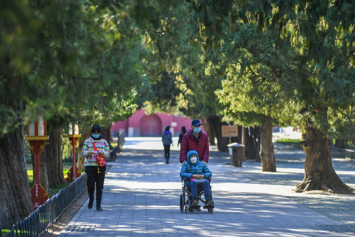 晴朗天气里，市民在天坛公园游园散心，北京中轴线的保护离不开他们的参与。图/IC photo