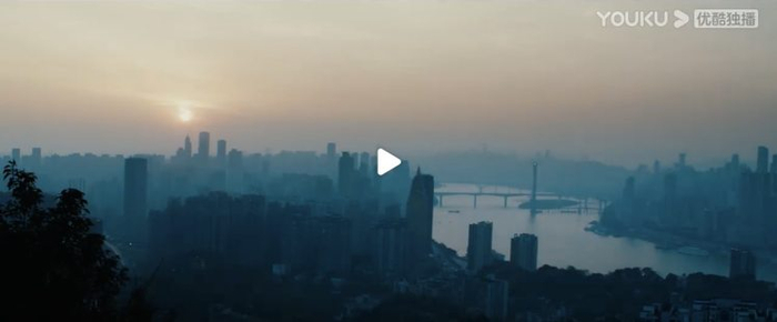 ▲《回廊亭》中的鸟瞰重庆城区镜头