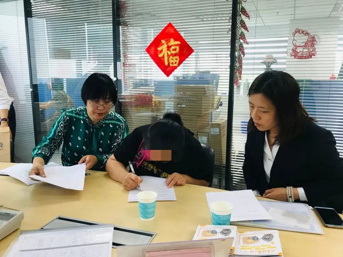 ▲2021年，李莹（左一）为家暴受害人提供法律援助，双方正在签署代理协议。