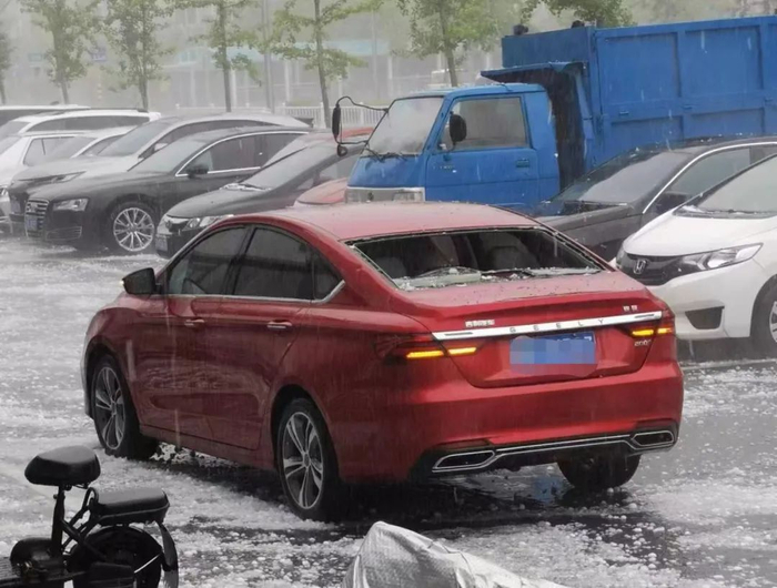 损坏较为严重的车辆/人保财险北京分公司供图