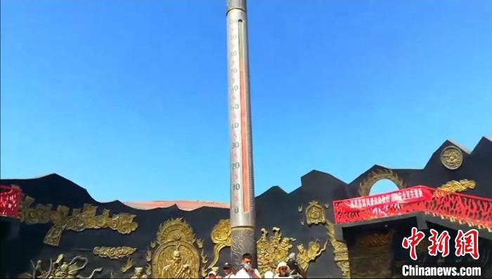 游客们争相上前与之合影。　陈学敏 摄
