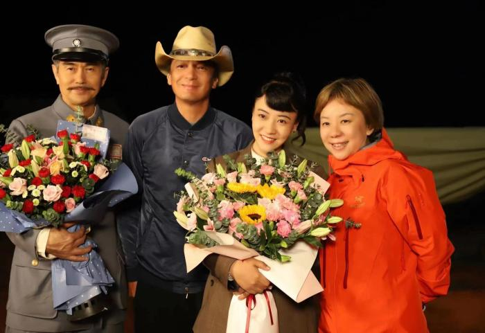 吴晓梅与主创人员合影 片方供图